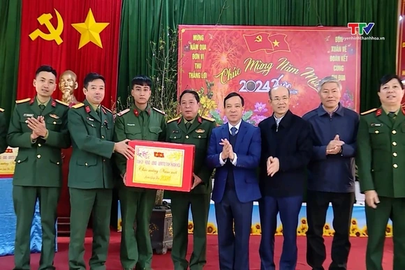 Phó Bí thư Thường trực Tỉnh uỷ Lại Thế Nguyên thăm, kiểm tra tình hình đời sống Nhân dân tại huyện Q