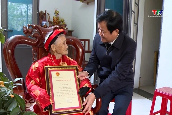 Phó Chủ tịch HĐND tỉnh Nguyễn Quang Hải kiểm tra tình hình sản xuất và đời sống Nhân dân huyện Nông 