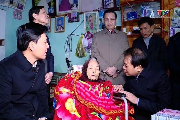 Đồng chí Nguyễn Văn Hùng, Trưởng Ban Tổ chức Tỉnh ủy kiểm tra sản xuất và đời sống người dân huyện T