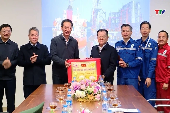 Phó Bí thư Tỉnh uỷ Trịnh Tuấn Sinh kiểm tra tình hình đời sống, sản xuất tại thị xã Nghi Sơn