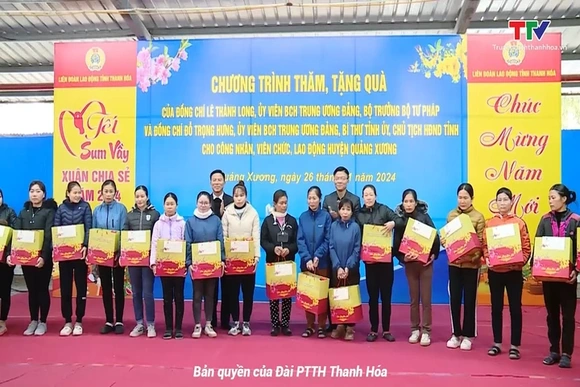 Bộ trưởng Bộ Tư pháp và Bí thư Tỉnh ủy Đỗ Trọng Hưng tặng quà công nhân lao động huyện Quảng Xương