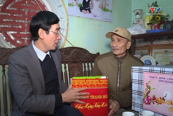 Đoàn công tác của tỉnh kiểm tra tình hình đời sống sản xuất tại Hà Trung, Bỉm Sơn