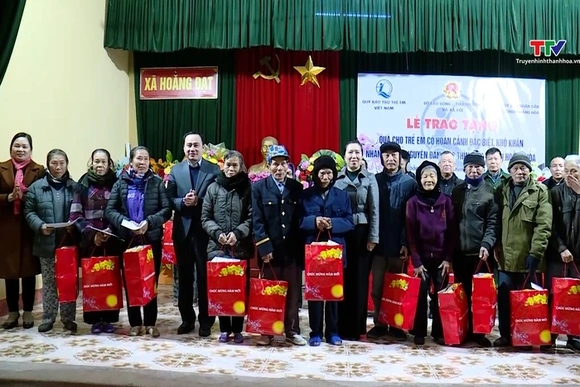 Thứ trưởng Bộ ngoại giao tặng quà tại huyện Hoằng Hóa