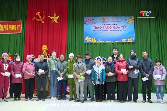Phó Chủ tịch UBND tỉnh Lê Đức Giang thăm và trao quà Tết tại huyện Hoằng Hóa