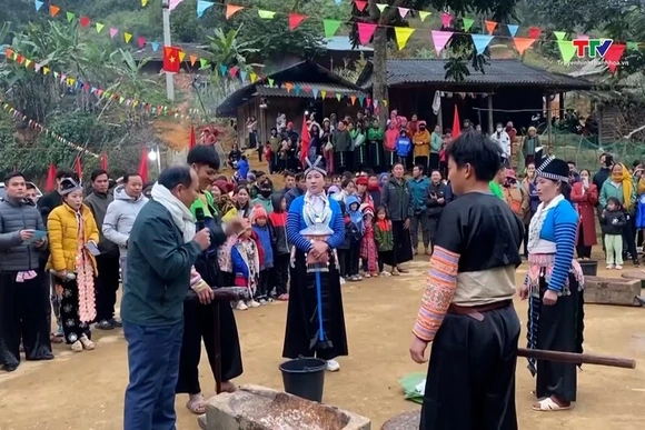 Hội thi giã bánh dày - nét văn hóa ẩm thực đặc sắc của bào Mông xứ Thanh khi Tết đến, xuân về