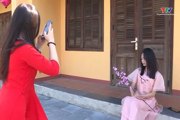 Áo dài - lưu giữ hồn Tết Việt