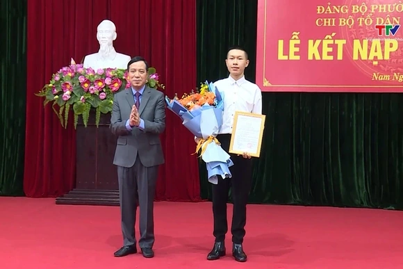 Phó Bí thư Thường trực Tỉnh ủy Lại Thế Nguyên dự lễ kết nạp đảng viên