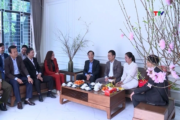 Phó Chủ tịch UBND tỉnh Đầu Thanh Tùng thăm, chúc tết các trí thức tiêu biểu