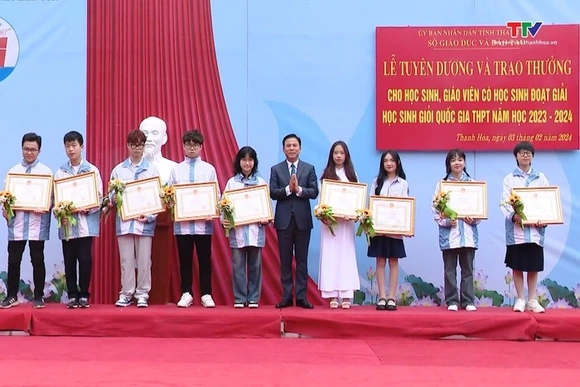 Tuyên dương và trao thưởng cho học sinh và giáo viên có học sinh đoạt giải học sinh giỏi Quốc gia