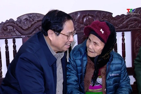 Thủ tướng Chính phủ thăm, tặng quà gia đình chính sách, hộ nghèo, công nhân, lao động