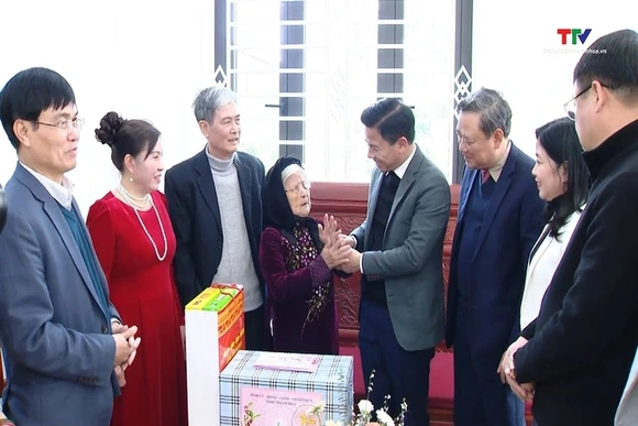 Đồng chí Bí thư Tỉnh uỷ kiểm tra tình hình sản xuất và đời sống Nhân dân thành phố Thanh Hoá
