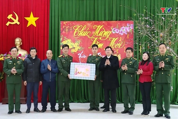 Thăm, chúc Tết cán bộ, chiến sĩ Tiểu đoàn hỗn hợp Đảo Mê