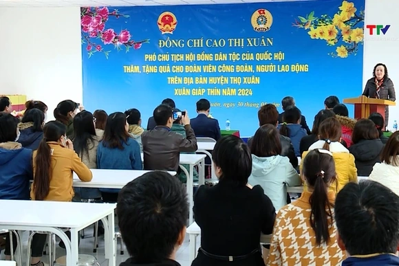 Phó Chủ tịch Hội đồng dân tộc của Quốc hội và LĐLĐ tỉnh Thanh Hóa tặng quà cho người lao động