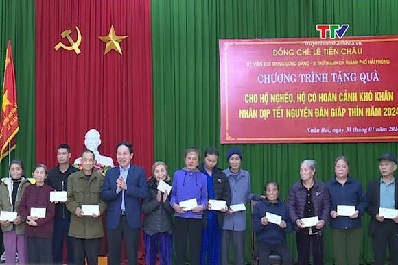 Bí thư Thành ủy, Trưởng Đoàn Đại biểu Quốc hội thành phố Hải Phòng Lê Tiến Châu thăm, tặng quà Tết t