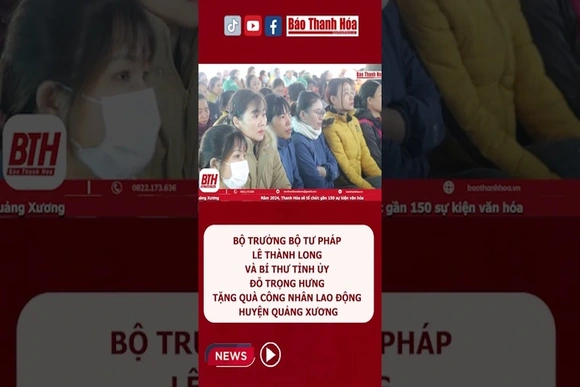 Bộ trưởng Lê Thành Long và Bí thư Tỉnh ủy Đỗ Trọng Hưng tặng quà công nhân lao động Quảng Xương