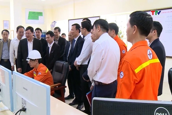 Phó Chủ tịch UBND tỉnh Mai Xuân Liêm chúc Tết tại Trung tâm vận hành Nông Cống