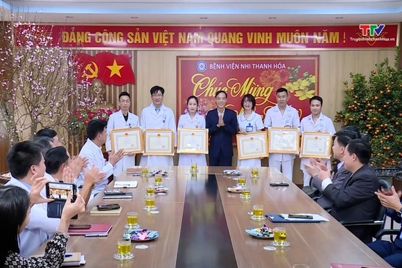 Phó Chủ tịch Uỷ ban Nhân dân tỉnh Đầu Thanh Tùng chúc Tết các bệnh viện
