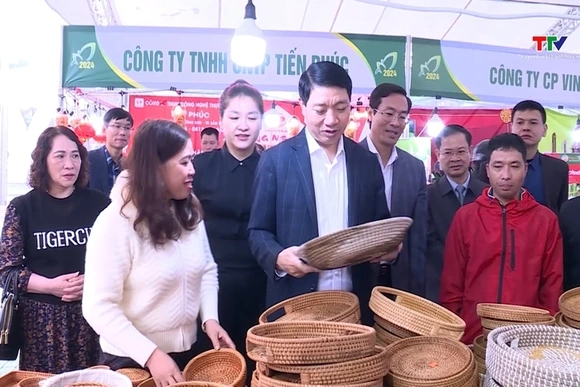 Phó Chủ tịch UBND tỉnh kiểm tra hội chợ quảng bá, giới thiệu các sản phẩm nông nghiệp, sản phẩm OCOP