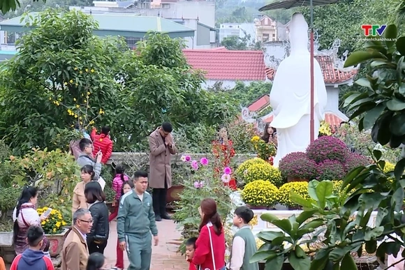 Người dân nô nức đi lễ chùa đầu năm mới