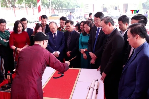 Trình diễn nghệ thuật thư pháp và cho chữ Xuân Giáp Thìn 2024