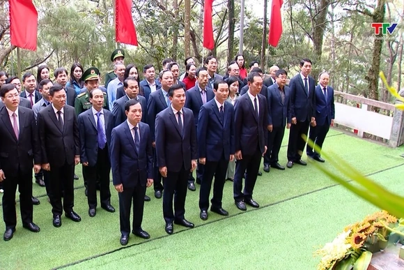 Dâng hương tưởng  nhớ Chủ tịch Hồ Chí Minh