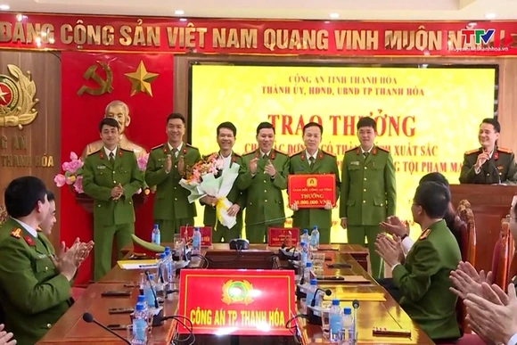 Trao thưởng cho 2 đơn vị có thành tích xuất sắc trong đấu tranh triệt phá 2 chuyên án ma túy
