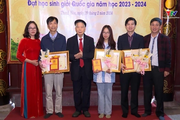 Lễ giỗ lần thứ 293 của vua Lê Dụ Tông và vinh danh học sinh họ Lê đạt giải Quốc gia