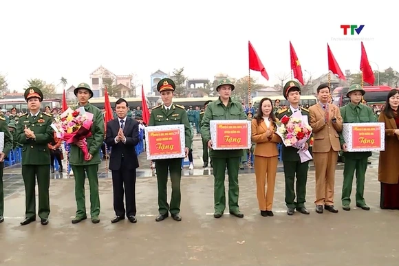 Phó Bí thư Thường trực Tỉnh uỷ Lại Thế Nguyên dự lễ giao nhận quân tại huyện Hoằng Hoá