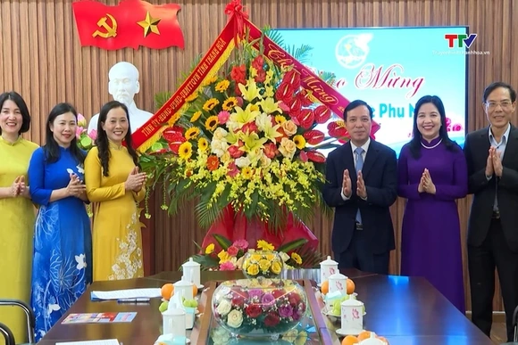 Đồng chí Phó Bí thư Thường trực Tỉnh ủy Lại Thế Nguyên chúc mừng Hội Liên hiệp Phụ nữ tỉnh nhân Ngày
