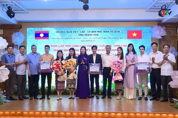 Gặp mặt, giao lưu với lưu học sinh Lào dịp Tết cổ truyền Bunpimay