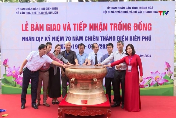 Bàn giao tiếp nhận trống đồng cho tỉnh Điện Biên