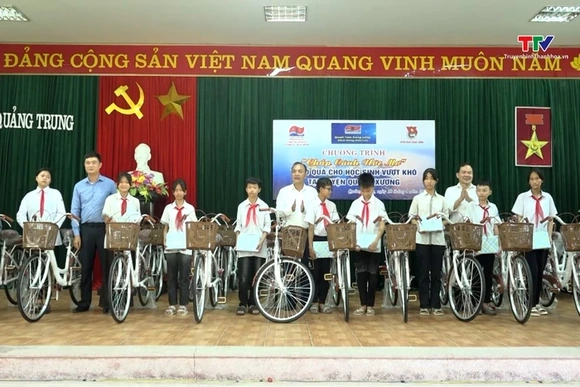 Tặng quà cho thân nhân liệt sĩ hy sinh trong chiến dịch Điện Biên Phủ