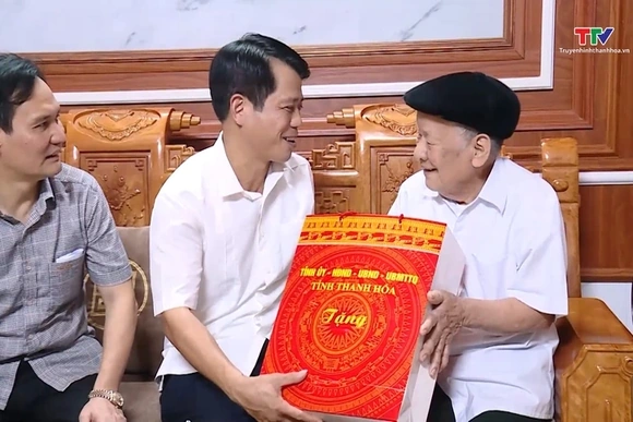 Thăm tặng quà các gia đình chính sách tại huyện Bá Thước