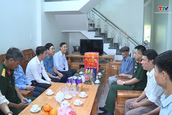 Thăm, tặng quà các gia đình chính sách tại huyện Đông Sơn