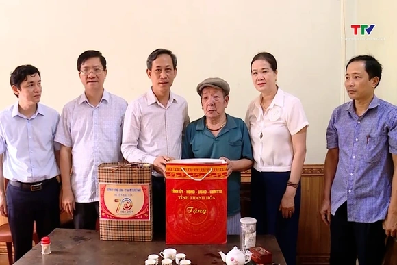 Thăm tặng quà các gia đình chính sách tại huyện Hậu Lộc