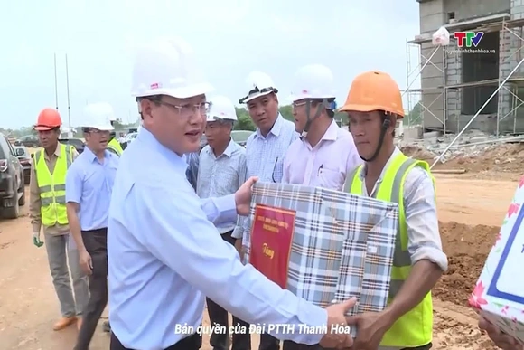 Chủ tịch Tổng Liên đoàn Lao động Việt Nam Nguyễn Đình Khang thăm, động viên công nhân lao động