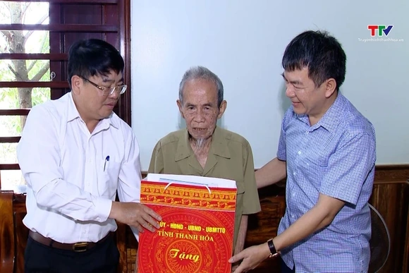 Trưởng Ban Quản lý KTT Nghi Sơn và các KCN tỉnh thăm chiến sĩ Điện Biên tại huyện Ngọc Lặc