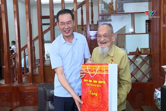 Phó Bí thư Tỉnh ủy Trịnh Tuấn Sinh thăm, tặng quà chiến sỹ Điện Biên