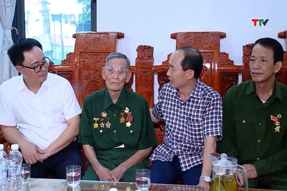 Phó Chủ tịch Thường Trực Hội đồng Nhân dân tỉnh Thanh Hóa thăm, tặng quà cựu chiến sỹ Điện Biên