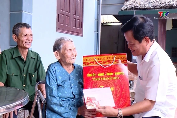 Chủ tịch Hội đồng Nhân dân tỉnh Nguyễn Quang Hải thăm, tặng quà gia đình chính sách tại huyện Quảng 