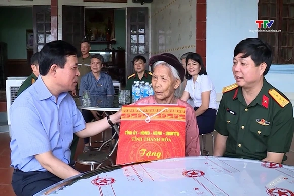 Phó Bí thư Thường trực Tỉnh ủy Lại Thế Nguyên thăm
tặng quà các đối tượng chính sách tại huyện Nông