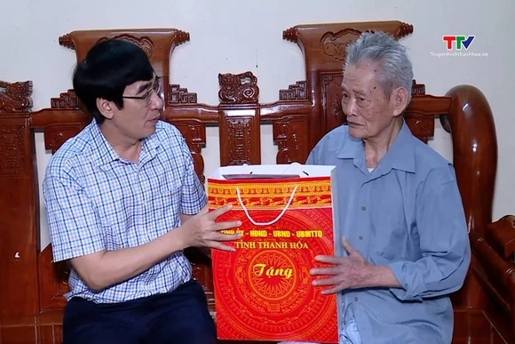 Trưởng Ban Nội chính Tỉnh ủy thăm, tặng quà các đối tượng chính sách tại thị xã Bỉm Sơn và huyện Hoằ