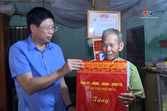 Bí thư Đảng ủy Khối Cơ quan và Doanh nghiệp tỉnh thăm, tặng quà gia đình chính sách tại huyện Như Th