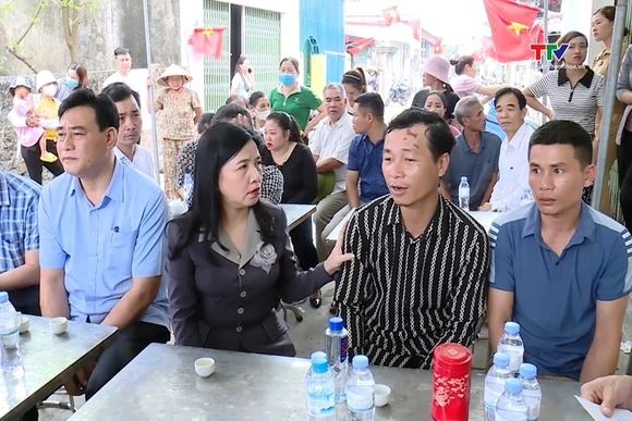 Thăm hỏi các gia đình thuyền viên bị chìm tàu cá trên biển