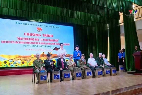 Tiếp lửa truyền thống nhân dịp kỷ niệm 70 năm chiến thắng Điện Biên Phủ
