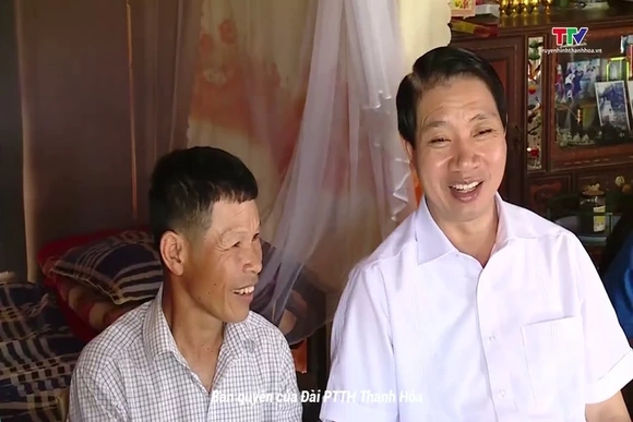 Phó Chủ tịch UBND tỉnh Lê Đức Giang thăm, tặng quà gia đình chính sách