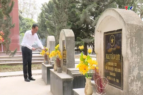 Phó Bí thư Tỉnh ủy Trịnh Tuấn Sinh viếng các nghĩa trang liệt sĩ trên địa bàn tỉnh Điện Biên