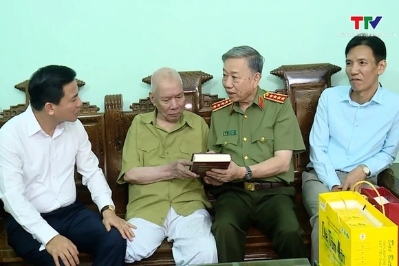 Đại Tướng Tô Lâm dâng hương tưởng niệm Chủ tịch Hồ Chí Minh