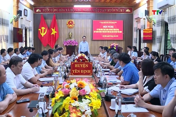 Phó Chủ tịch Ủy ban Nhân dân tỉnh Lê Đức Giang kiểm tra tiến độ xây dựng huyện nông thôn mới nâng ca