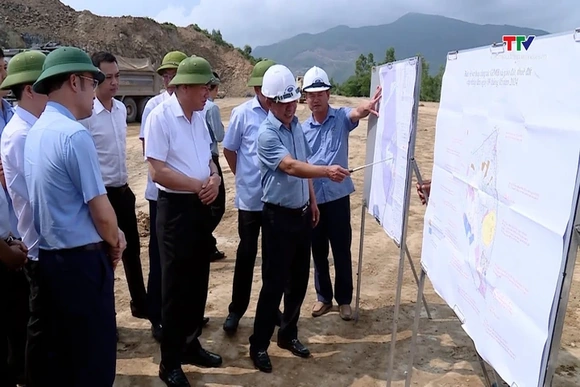 Phó Chủ tịch Thường trực UBND tỉnh Nguyễn Văn Thi kiểm tra dự án tại thị xã Nghi Sơn